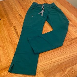 Hunter green figs scrub set